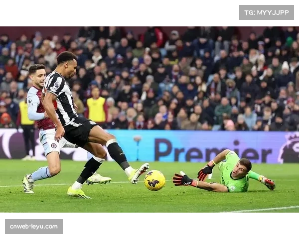 纽卡高位逼抢压制热刺出球 舍尔前插丰富进攻套路